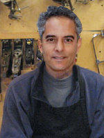 Alberto Giordano nella sua bottega a Genova